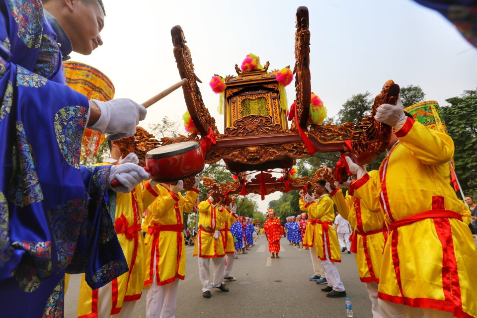 Đoàn rước đi qua phố Đinh Tiên Hoàng. (Ảnh: Tuấn Đức/TTXVN)