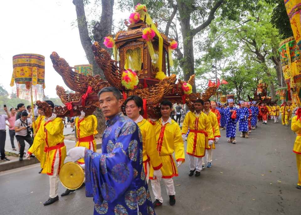 Đoàn rước đi qua phố Lê Thái Tổ. (Ảnh: Tuấn Đức/TTXVN)