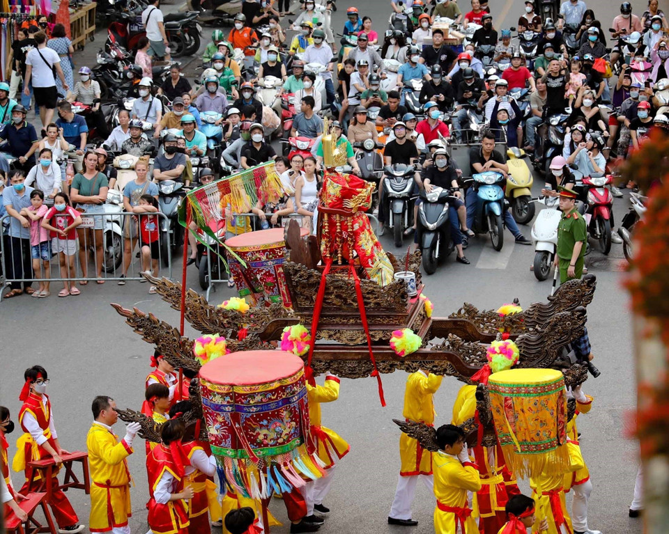 Đoàn rước xuất phát từ đình Kim Ngân đi qua các tuyến phố: Hàng Bạc-Hàng Bè-Hàng Dầu-Đinh Tiên Hoàng-Hàng Khay-Lê Thái Tổ-Quảng trường Đông Kinh Nghĩa Thục-Hàng Đào-Hàng Bạc, về đình Kim Ngân. (Ảnh: Thanh Tùng/TTXVN)
