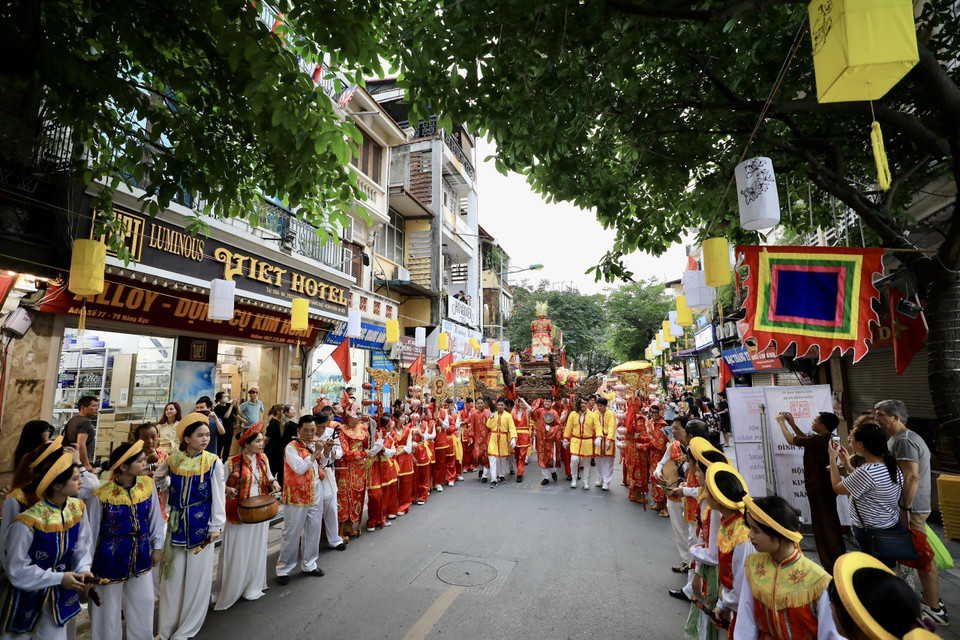 Đoàn rước đi qua phố Hàng Bạc để về đình Kim Ngân. (Ảnh: Nhật Anh/TTXVN)
