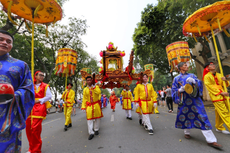 Đoàn rước đi qua phố Đinh Tiên Hoàng. (Ảnh: Tuấn Đức/TTXVN)