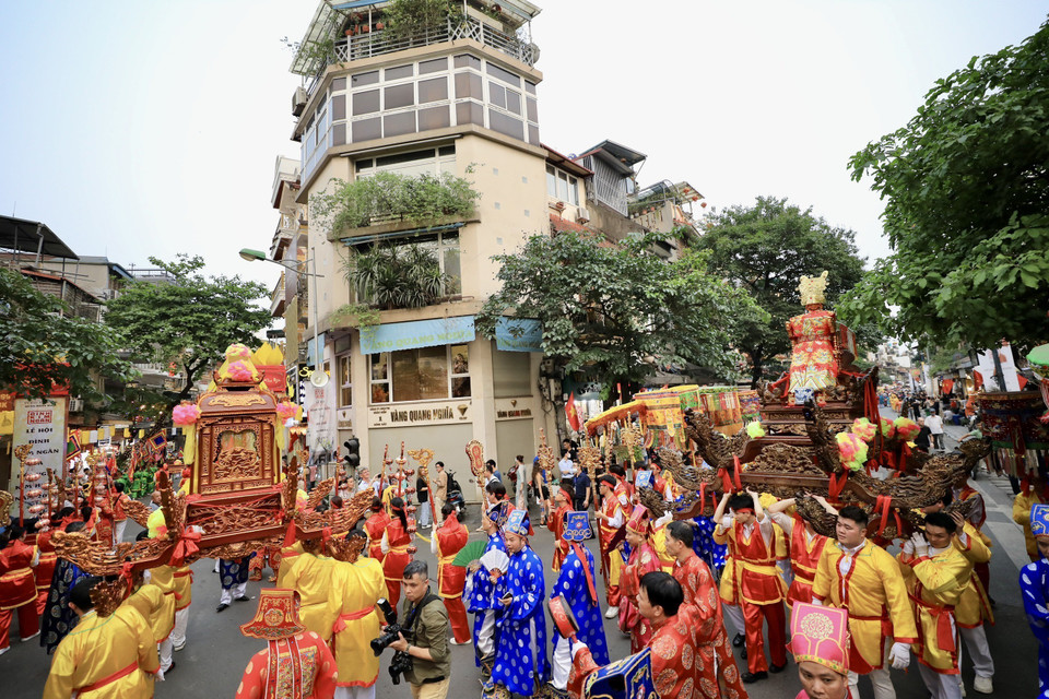 Đoàn rước đi qua phố Hàng Đào. (Ảnh: Nhật Anh/TTXVN)