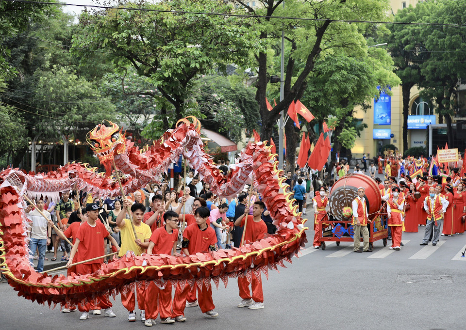 Đội múa rồng biểu diễn trên phố Lê Thái Tổ. (Ảnh: Nhật Anh/TTXVN)