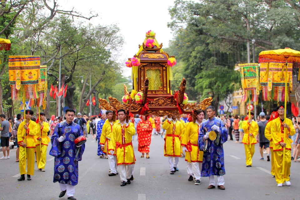 Đoàn rước đi qua phố Đinh Tiên Hoàng. (Ảnh: Tuấn Đức/TTXVN)
