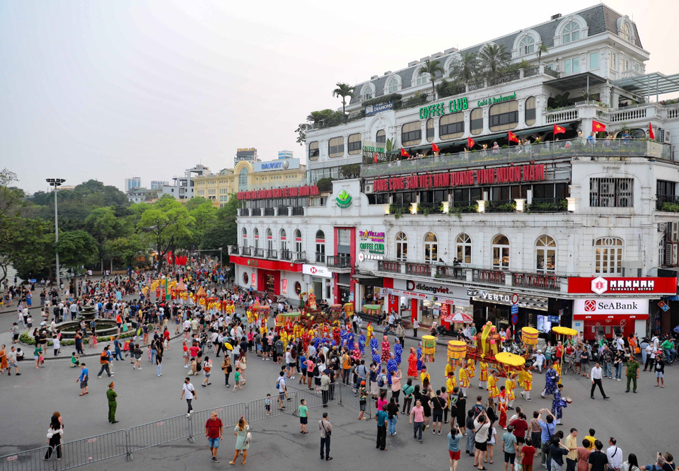 Đoàn rước theo nghi thức truyền thống xuất phát từ đình Kim Ngân (phố Hàng Bạc, quận Hoàn Kiếm) di chuyển quanh hồ Hoàn Kiếm và về làm lễ tại đình. (Ảnh: Thanh Tùng/TTXVN)