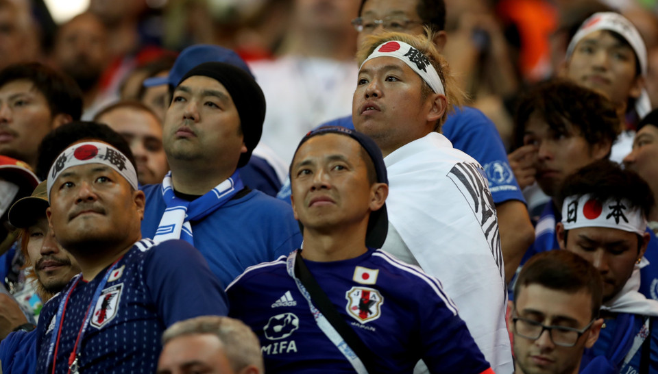 Dù rất buồn vì đội nhà phải chia tay với giải đấu, song các cổ động viên Nhật vẫn thể hiện được ý thức văn minh. (Ảnh: THX/TTXVN)