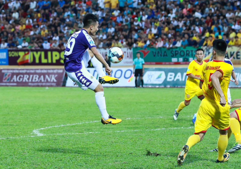 Bên cạnh Văn Quyết, Quang Hải cũng đang thi đấu tốt hơn khi dần lấy lại được phong độ cao sau một quãng thời gian dài cày ải liên tục ở cả cấp độ câu lạc bộ và đội tuyển quốc gia. (Ảnh: Nguyên An/Vietnam+)