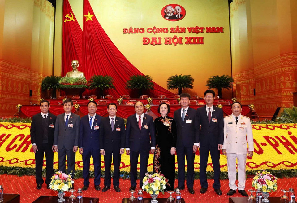 Ủy viên Bộ Chính trị, Thủ tướng Chính phủ Nguyễn Xuân Phúc chụp ảnh chung với các đại biểu tham dự phiên họp trù bị Đại hội XIII của Đảng. (Ảnh: TTXVN)