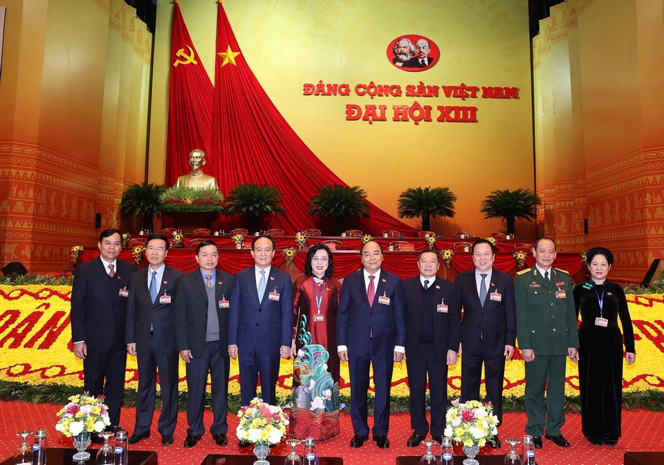 Ủy viên Bộ Chính trị, Thủ tướng Chính phủ Nguyễn Xuân Phúc chụp ảnh chung với các đại biểu tham dự phiên họp trù bị Đại hội XIII của Đảng. (Ảnh: TTXVN)