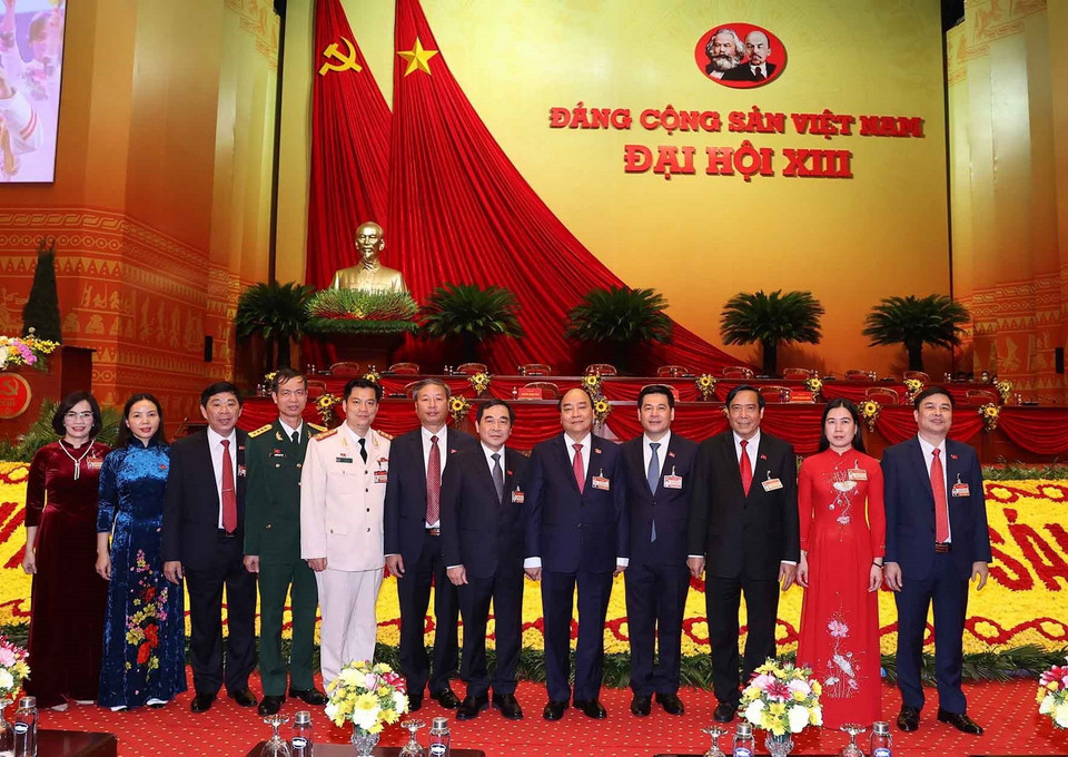 Ủy viên Bộ Chính trị, Thủ tướng Chính phủ Nguyễn Xuân Phúc chụp ảnh chung với các đại biểu tham dự phiên họp trù bị Đại hội XIII của Đảng. (Ảnh: TTXVN)