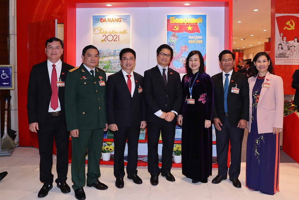 Các đại biểu tham dự phiên họp trù bị chụp ảnh chung. (Ảnh: TTXVN)