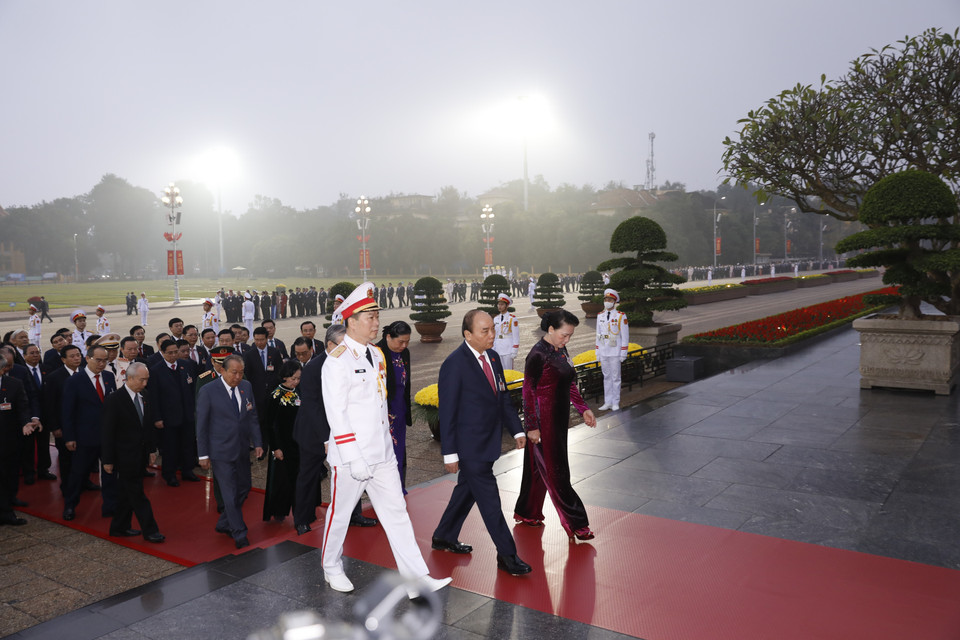 Các đại biểu dự Đại hội XIII của Đảng đặt vòng hoa và vào Lăng viếng Chủ tịch Hồ Chí Minh. (Ảnh: TTXVN)