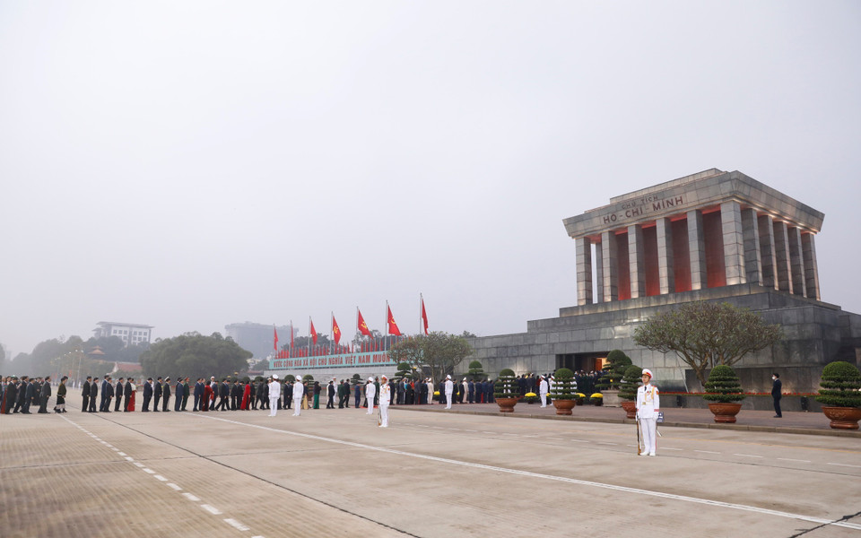 Các đại biểu dự Đại hội XIII của Đảng đặt vòng hoa và vào Lăng viếng Chủ tịch Hồ Chí Minh. (Ảnh: TTXVN)