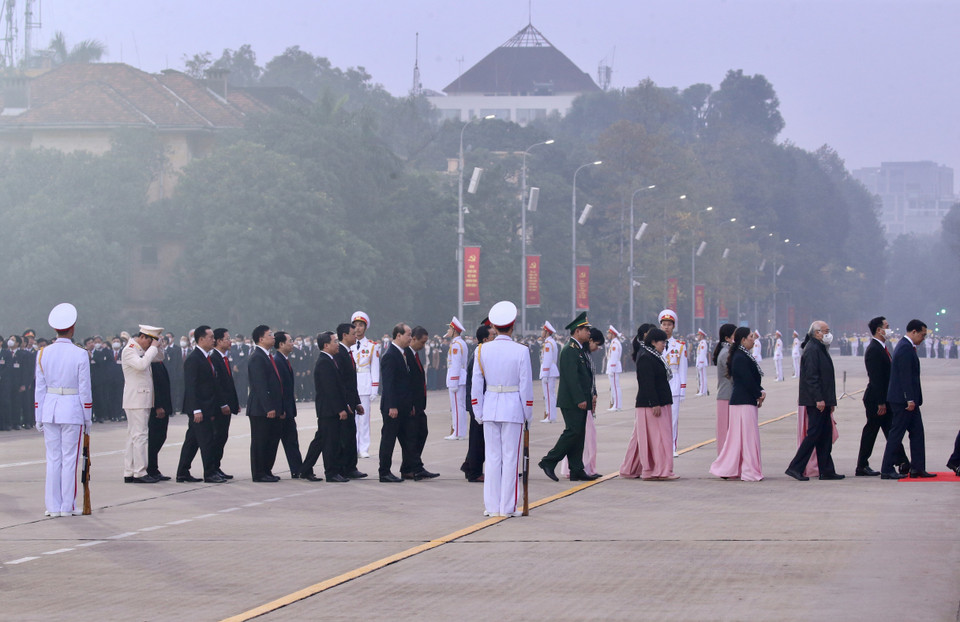 Các đại biểu dự Đại hội XIII của Đảng đặt vòng hoa và vào Lăng viếng Chủ tịch Hồ Chí Minh. (Ảnh: TTXVN)