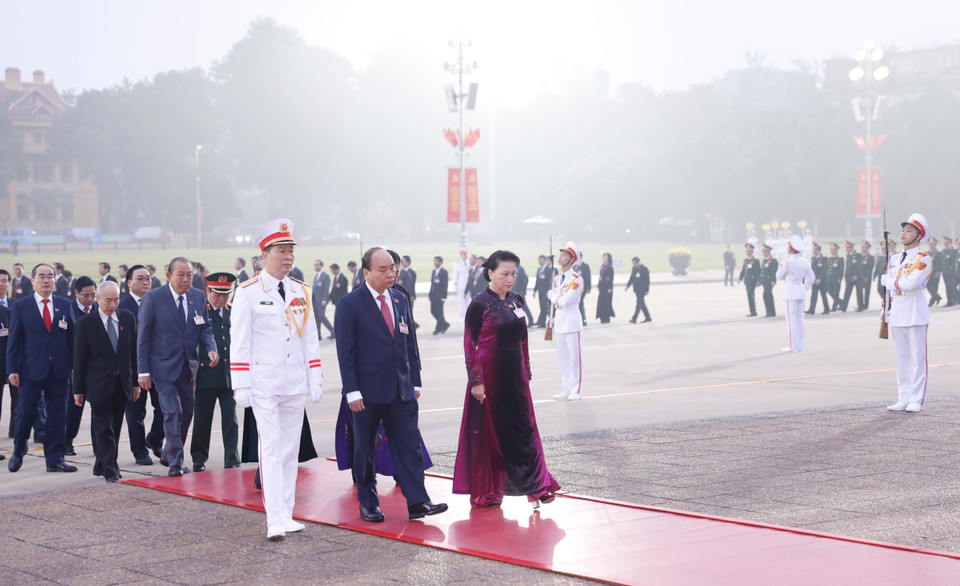 Các đại biểu dự Đại hội XIII của Đảng đặt vòng hoa và vào Lăng viếng Chủ tịch Hồ Chí Minh. (Ảnh: TTXVN)