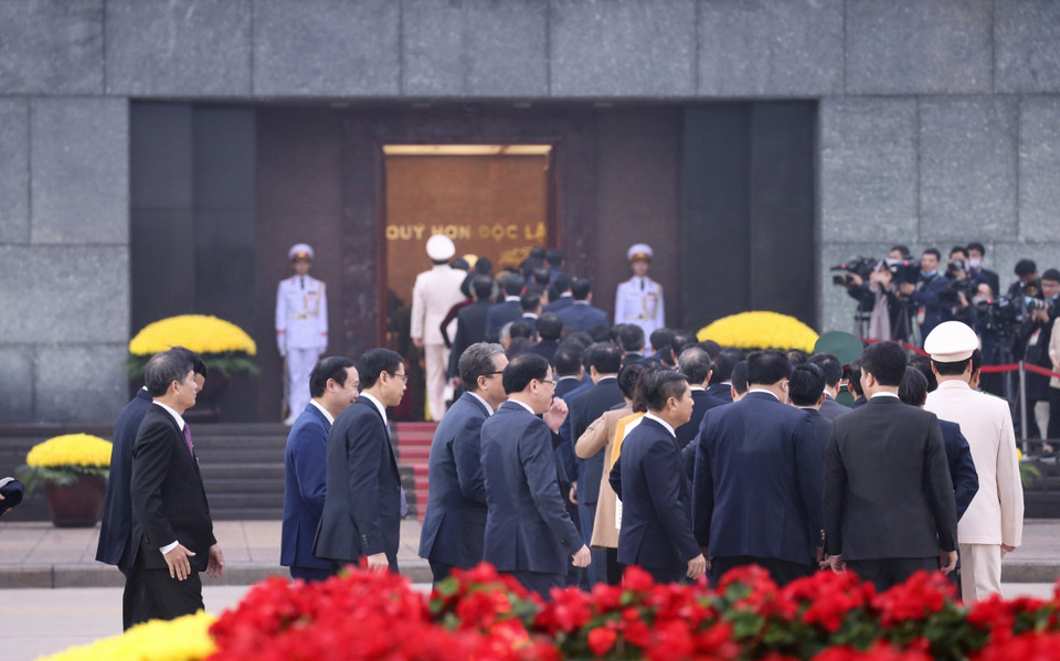 Các đại biểu dự Đại hội XIII của Đảng đặt vòng hoa và vào Lăng viếng Chủ tịch Hồ Chí Minh. (Ảnh: TTXVN)