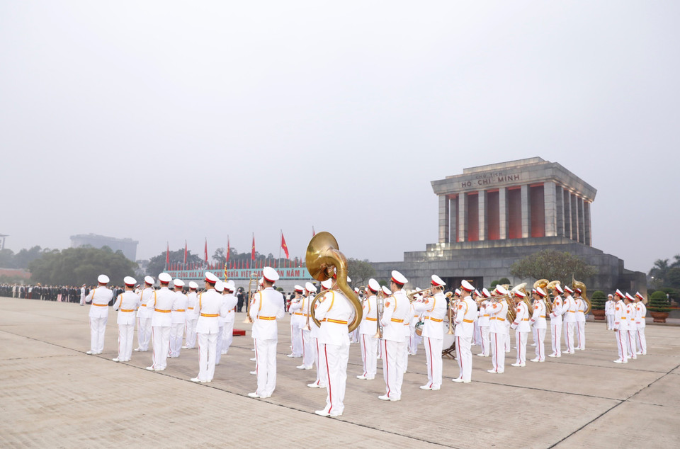 Đội quân nhạc cử hành lễ viếng tại Lăng Chủ tịch Hồ Chí Minh. (Ảnh: TTXVN)