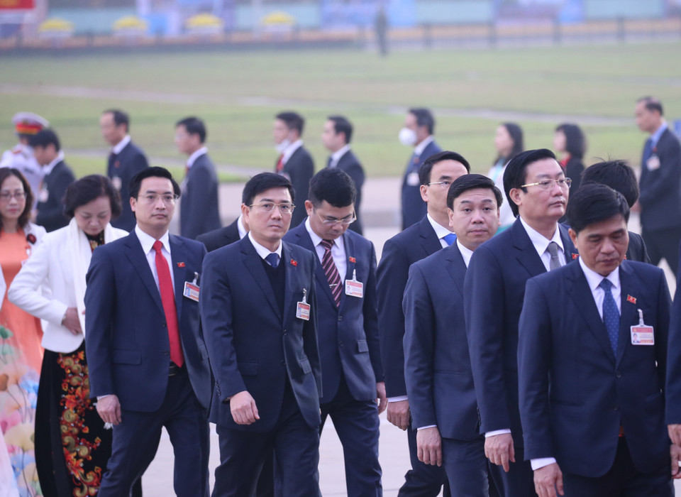 Các đại biểu dự Đại hội XIII của Đảng đặt vòng hoa và vào Lăng viếng Chủ tịch Hồ Chí Minh. (Ảnh: TTXVN)