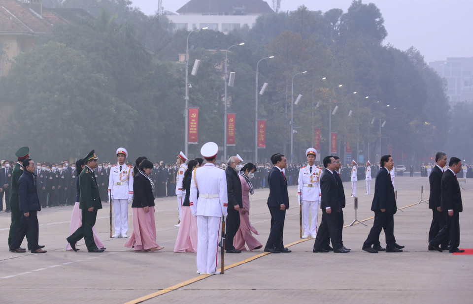 Các đại biểu dự Đại hội XIII của Đảng đặt vòng hoa và vào Lăng viếng Chủ tịch Hồ Chí Minh. (Ảnh: TTXVN)