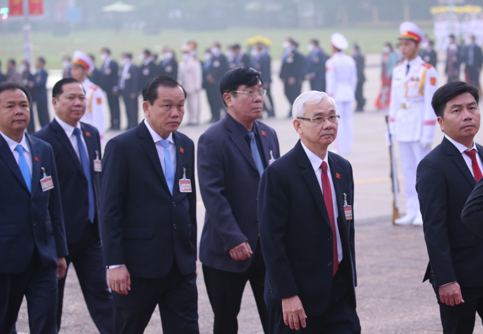 Các đại biểu dự Đại hội XIII của Đảng đặt vòng hoa và vào Lăng viếng Chủ tịch Hồ Chí Minh. (Ảnh: TTXVN)