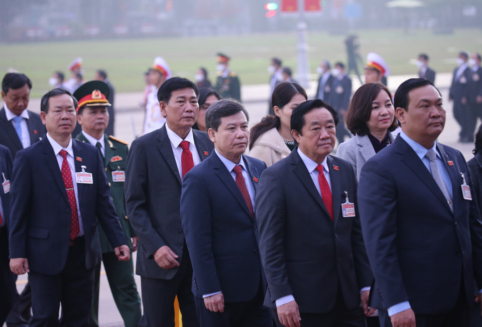 Các đại biểu dự Đại hội XIII của Đảng đặt vòng hoa và vào Lăng viếng Chủ tịch Hồ Chí Minh. (Ảnh: TTXVN)