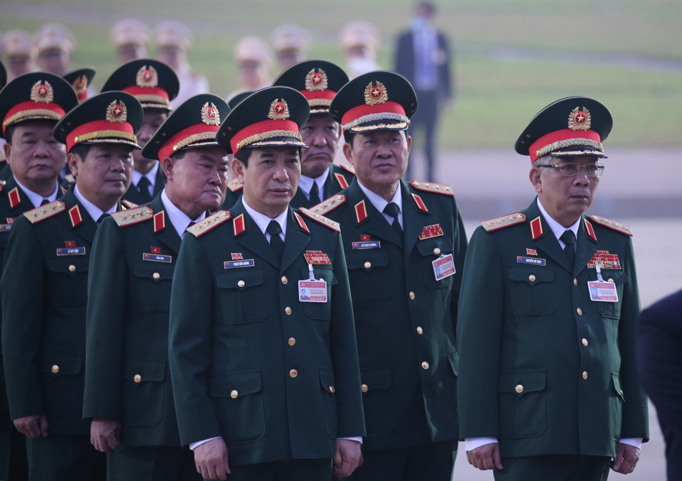 Các đại biểu dự Đại hội XIII của Đảng đặt vòng hoa và vào Lăng viếng Chủ tịch Hồ Chí Minh. (Ảnh: TTXVN)