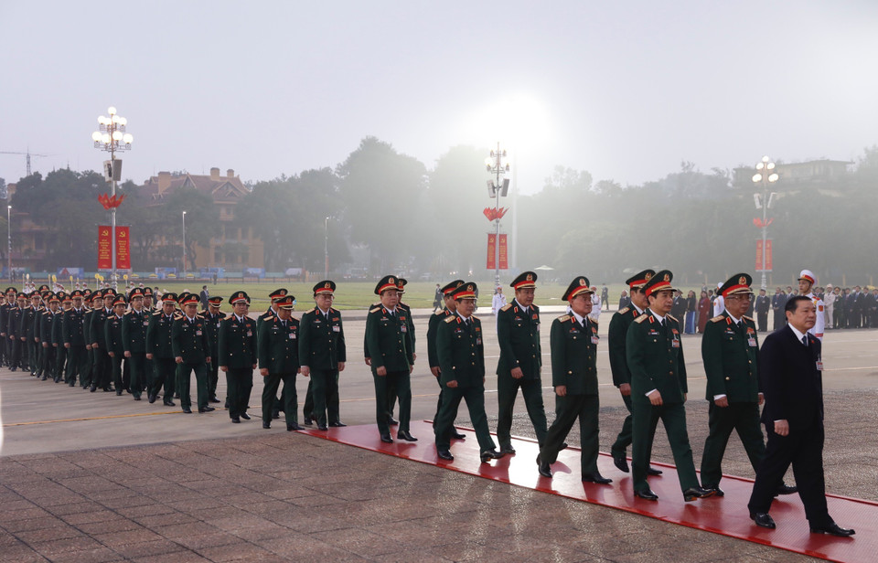 Các đại biểu dự Đại hội XIII của Đảng đặt vòng hoa và vào Lăng viếng Chủ tịch Hồ Chí Minh. (Ảnh: TTXVN)