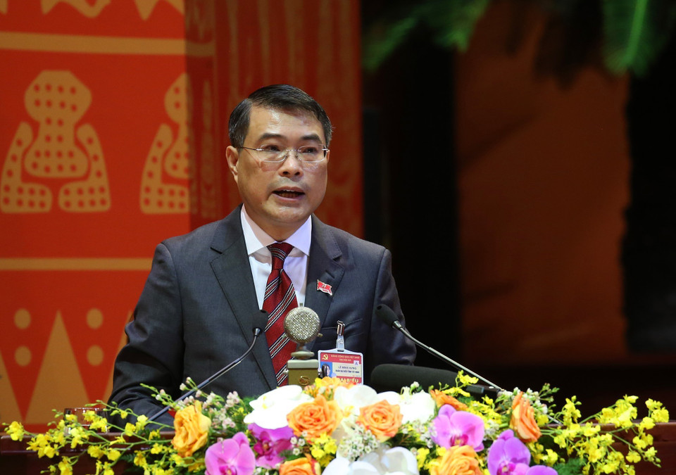 Ông Lê Minh Hưng, Ủy viên Trung ương Đảng, Chánh Văn phòng Trung ương Đảng báo cáo Chương trình làm việc của Đại hội. (Ảnh: TTXVN)