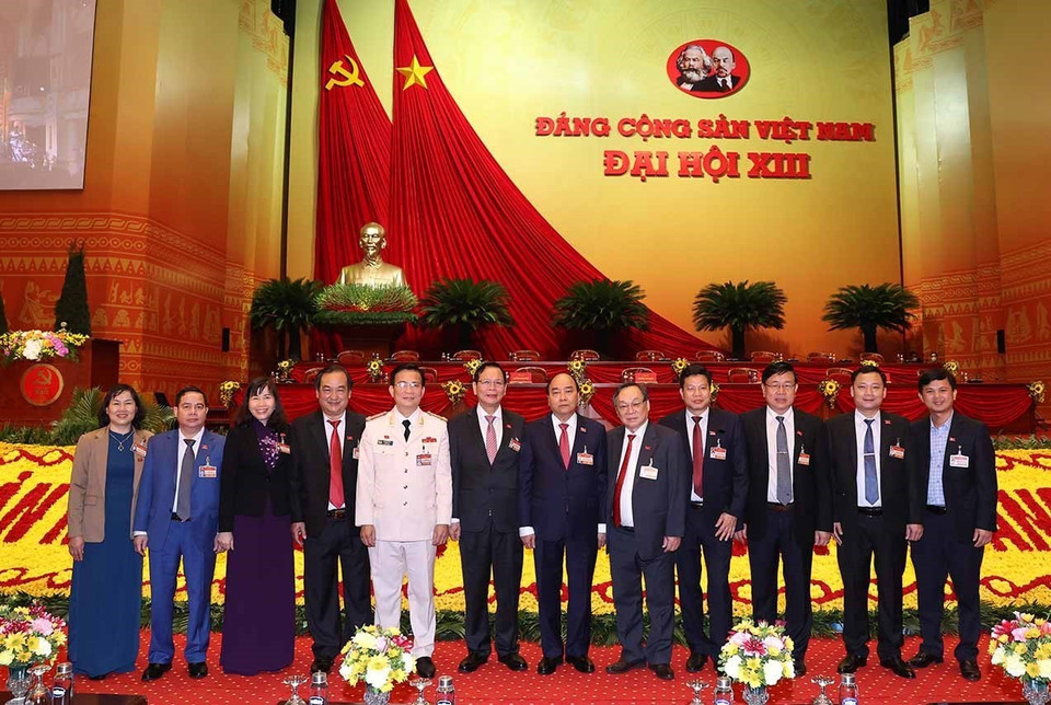 Ủy viên Bộ Chính trị, Thủ tướng Chính phủ Nguyễn Xuân Phúc chụp ảnh chung với các đại biểu tham dự phiên họp trù bị Đại hội XIII của Đảng. (Ảnh: TTXVN)