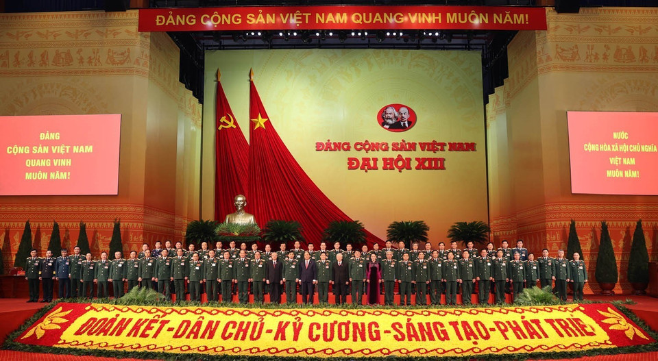 Các lãnh đạo Đảng, Nhà nước chụp ảnh chung với Đoàn đại biểu Đảng bộ Quân đội. (Ảnh: TTXVN)