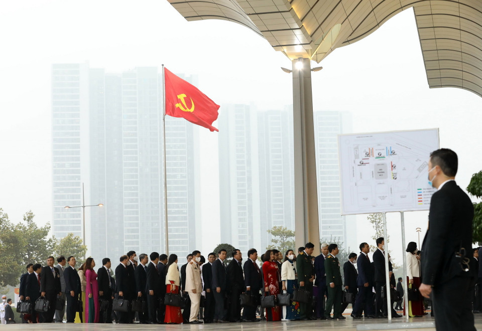 Các đại biểu tới Trung tâm Hội nghị Quốc gia dự phiên họp trù bị Đại hội XIII của Đảng. (Ảnh: TTXVN)