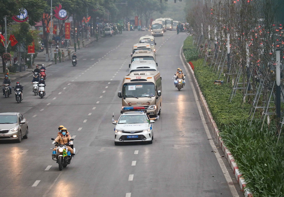 Đoàn xe đưa các biểu tới Trung tâm Hội nghị quốc gia. (Ảnh: TTXVN)