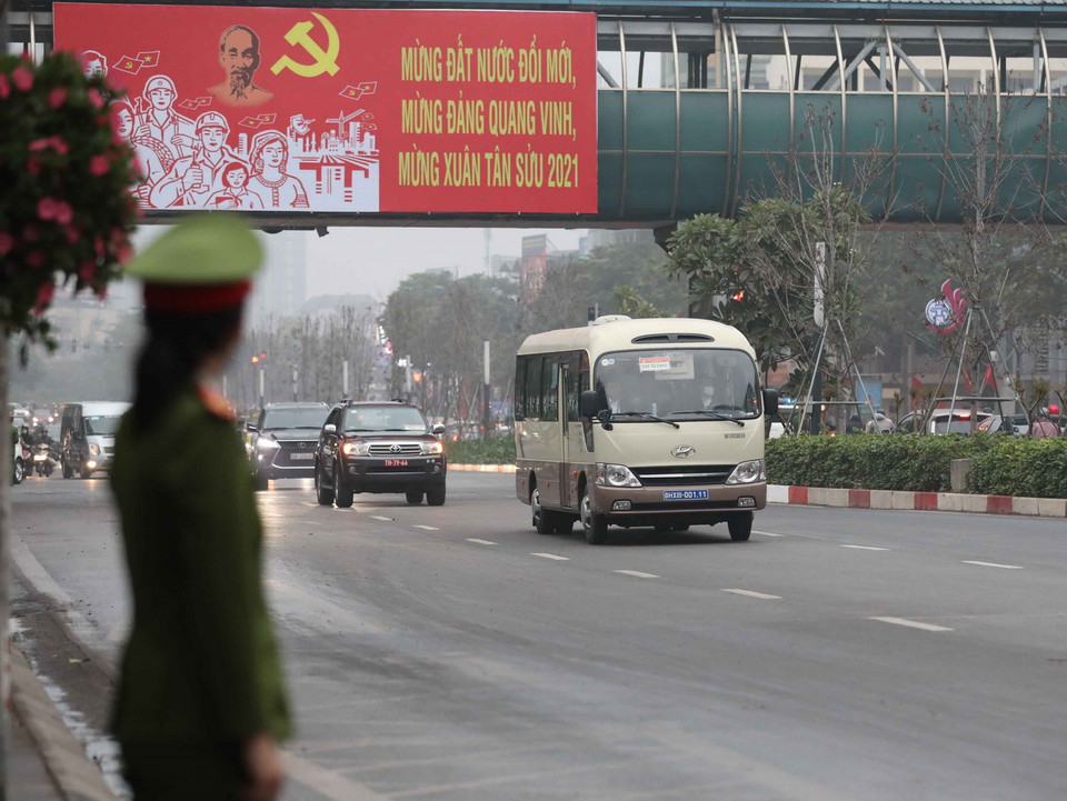 Đoàn xe đưa các biểu tới Trung tâm Hội nghị quốc gia. (Ảnh: TTXVN)