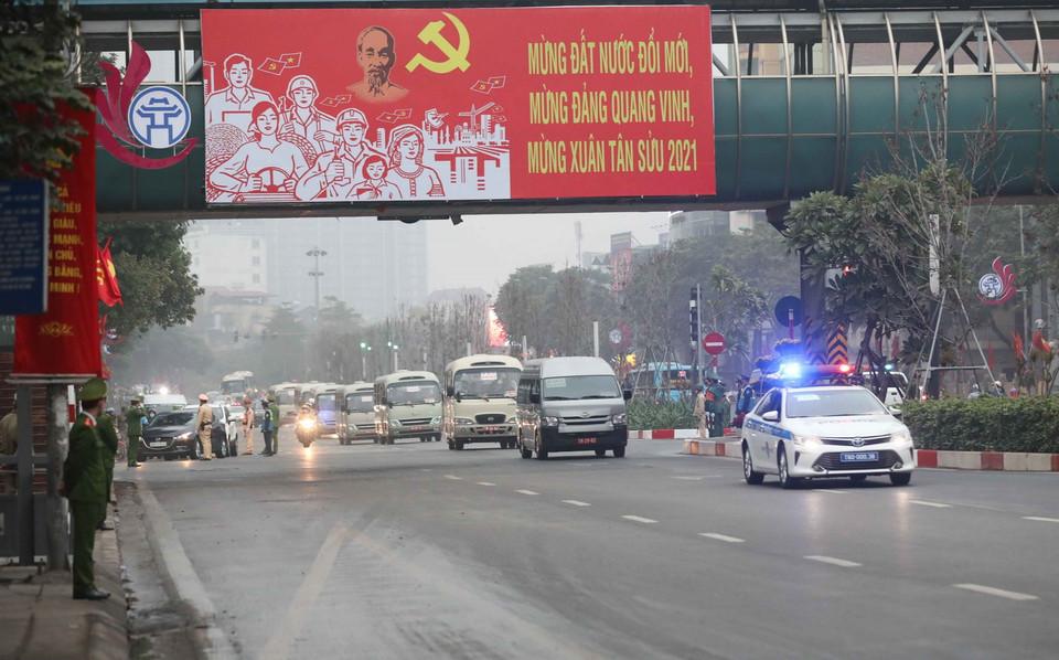 Đoàn xe đưa các biểu tới Trung tâm Hội nghị quốc gia. (Ảnh: TTXVN)