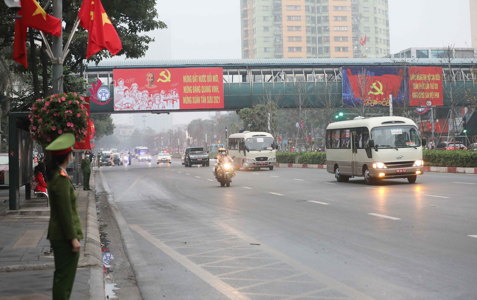 Đoàn xe đưa các biểu tới Trung tâm Hội nghị quốc gia. (Ảnh: TTXVN)