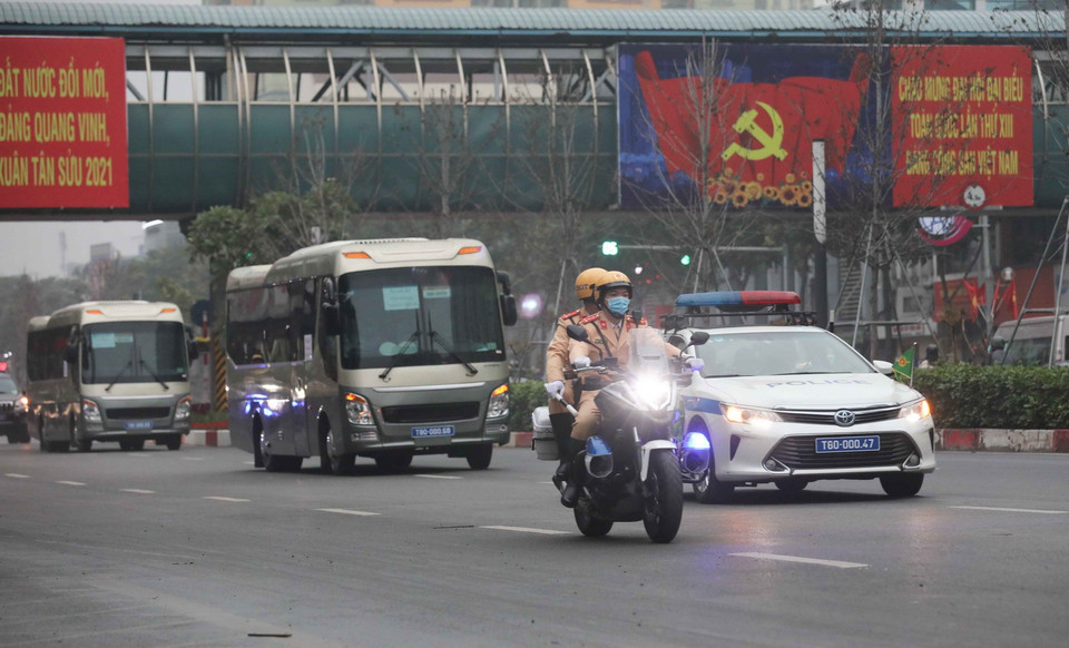 Đoàn xe đưa các biểu tới Trung tâm Hội nghị quốc gia. (Ảnh: TTXVN)