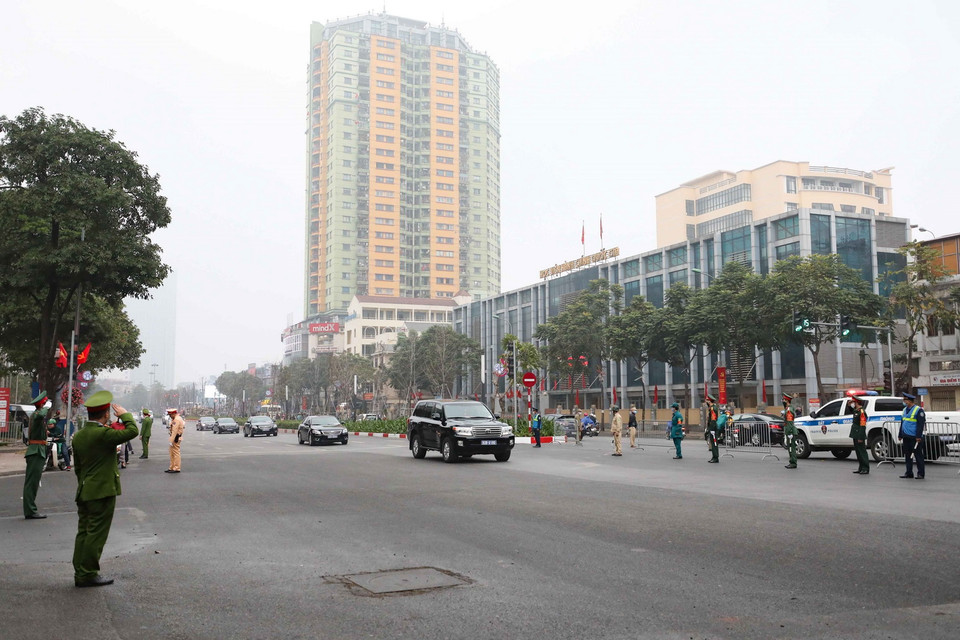 Đoàn xe đưa các biểu tới Trung tâm Hội nghị quốc gia. (Ảnh: TTXVN)