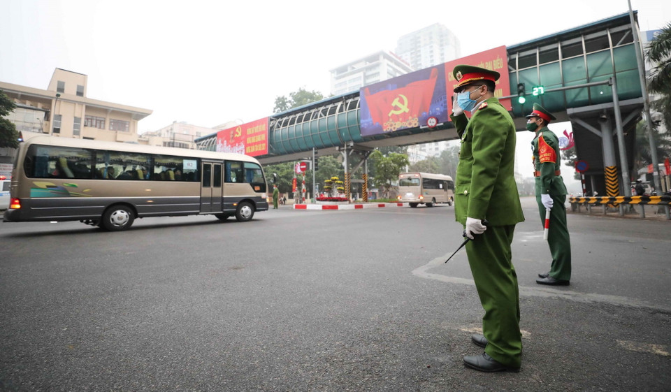 Đoàn xe đưa các biểu tới Trung tâm Hội nghị quốc gia. (Ảnh: TTXVN)