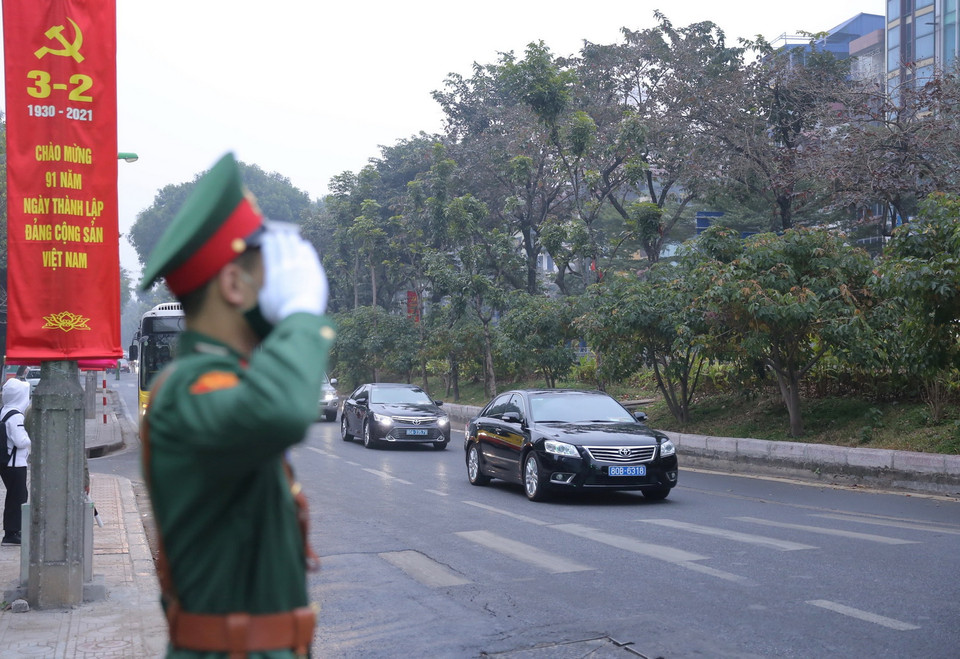 Đoàn xe đưa các biểu tới Trung tâm Hội nghị quốc gia. (Ảnh: TTXVN)