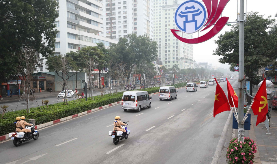 Đoàn xe đưa các biểu tới Trung tâm Hội nghị quốc gia. (Ảnh: TTXVN)