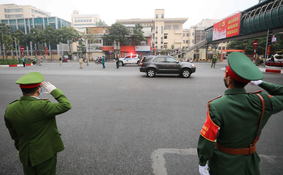 Đoàn xe đưa các biểu tới Trung tâm Hội nghị quốc gia. (Ảnh: TTXVN)