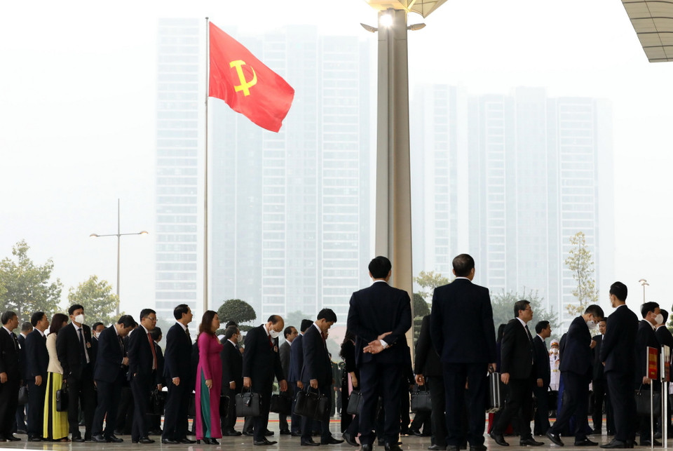 Các đại biểu tới Trung tâm Hội nghị Quốc gia dự phiên họp trù bị Đại hội XIII của Đảng. (Ảnh: TTXVN)