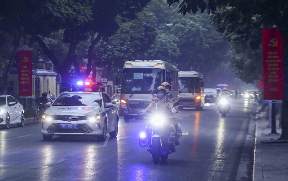 Đoàn xe đưa các biểu tới Trung tâm Hội nghị quốc gia. (Ảnh: TTXVN)