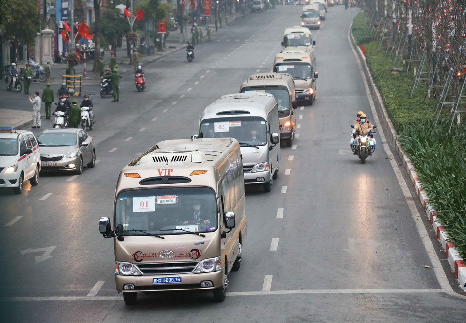 Đoàn xe đưa các biểu tới Trung tâm Hội nghị quốc gia. (Ảnh: TTXVN)