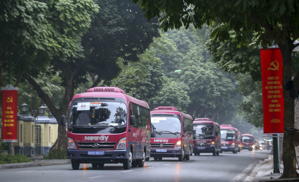 Đoàn xe đưa các biểu tới Trung tâm Hội nghị quốc gia. (Ảnh: TTXVN)