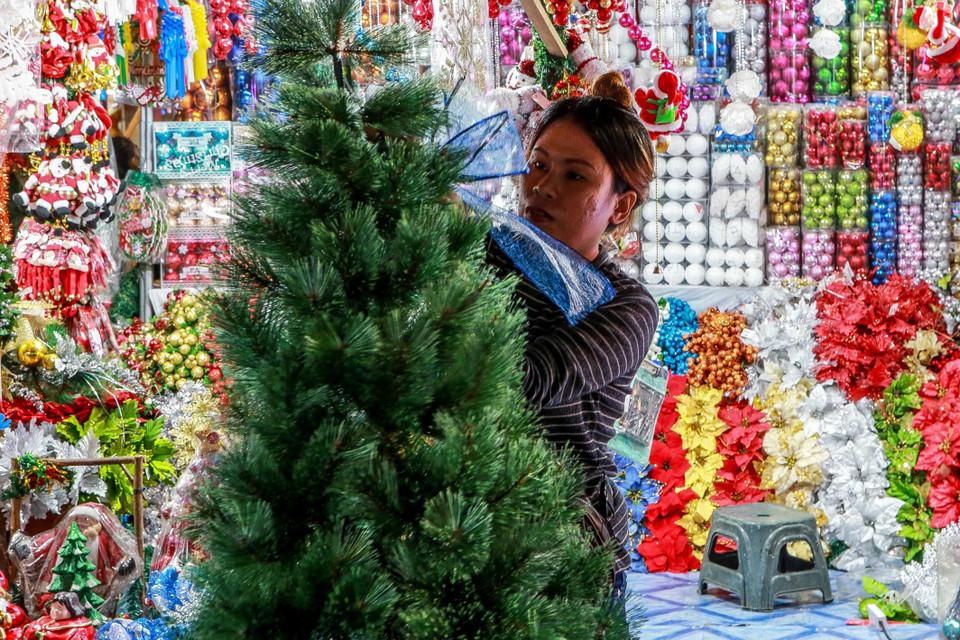  Đồ trang trí Giáng sinh được bày bán tại chợ ở Quezon, Philippines, ngày 7/11/2019. (Ảnh: THX/TTXVN)