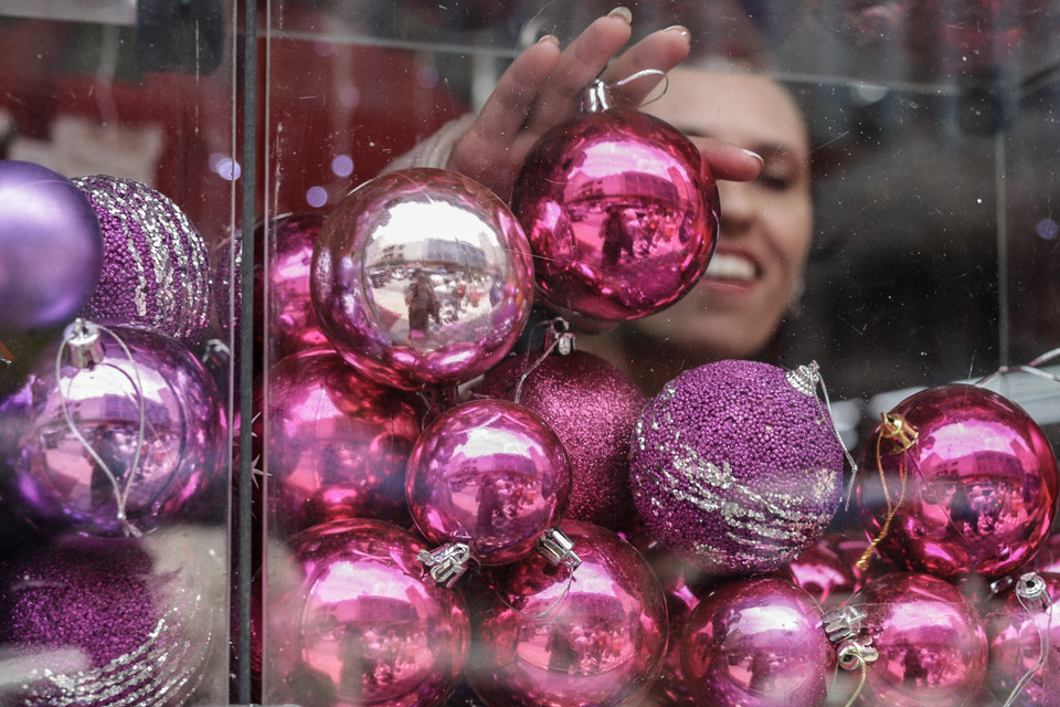 Đồ trang trí Giáng sinh được bày bán trên đường phố tại Sao Paulo, Brazil, ngày 13/12/2019. (Ảnh: THX/TTXVN)