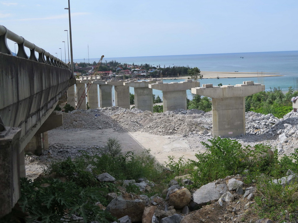 Để đảm bảo tiến độ dự án, Ủy ban Nhân dân huyện Phú Lộc phải bàn giao mặt bằng sạch cho nhà đầu tư chậm nhất vào 15/7. (Ảnh: Quốc Việt/TTXVN)