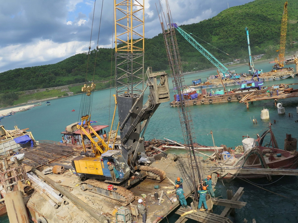 Trên công trường thi công cầu và đường dẫn vào hầm của dự án mở rộng hầm đường bộ Hải Vân 2. (Ảnh: Quốc Việt/TTXVN)