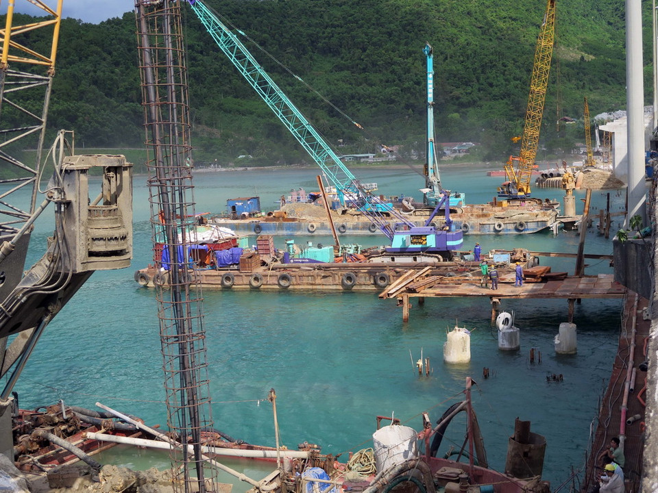 Nhưng đến đầu tháng 7, khối lượng thực hiện hạng mục thi công cầu và đường dẫn hầm Hải Vân 2 đoạn phía Bắc thuộc địa phận Thừa Thiên-Huế mới đạt khoảng 25%; chậm khoảng 13% so với tổng tiến độ đề ra. (Ảnh: Quốc Việt/TTXVN)